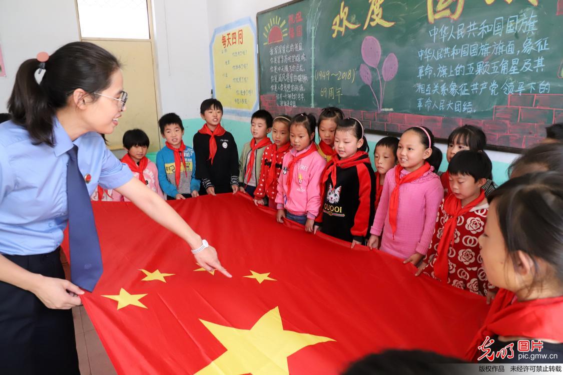 【光明图刊】童心迎国庆