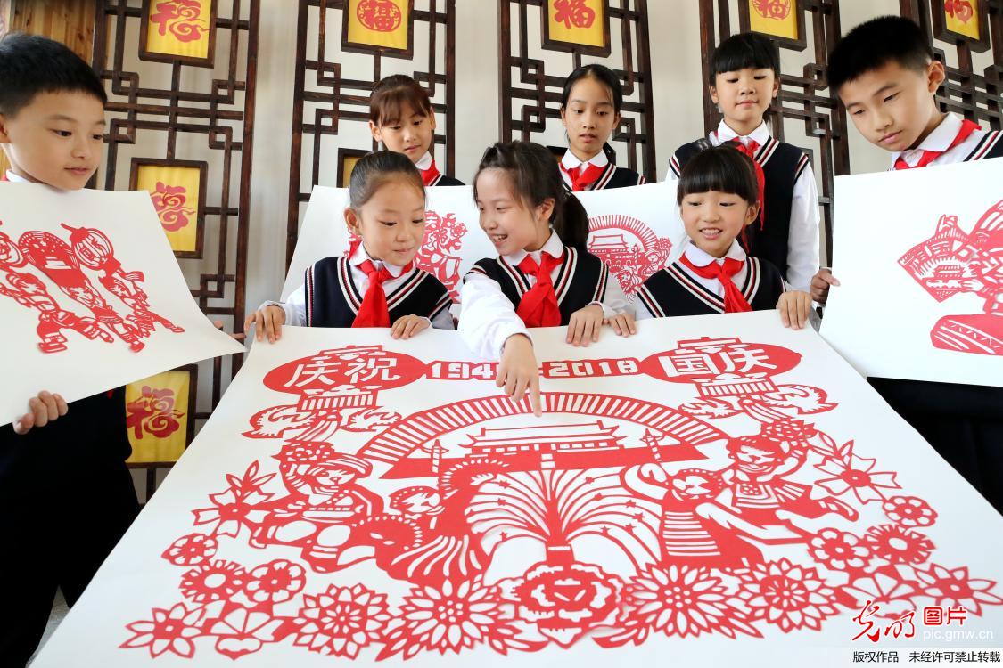 【光明图刊】童心迎国庆