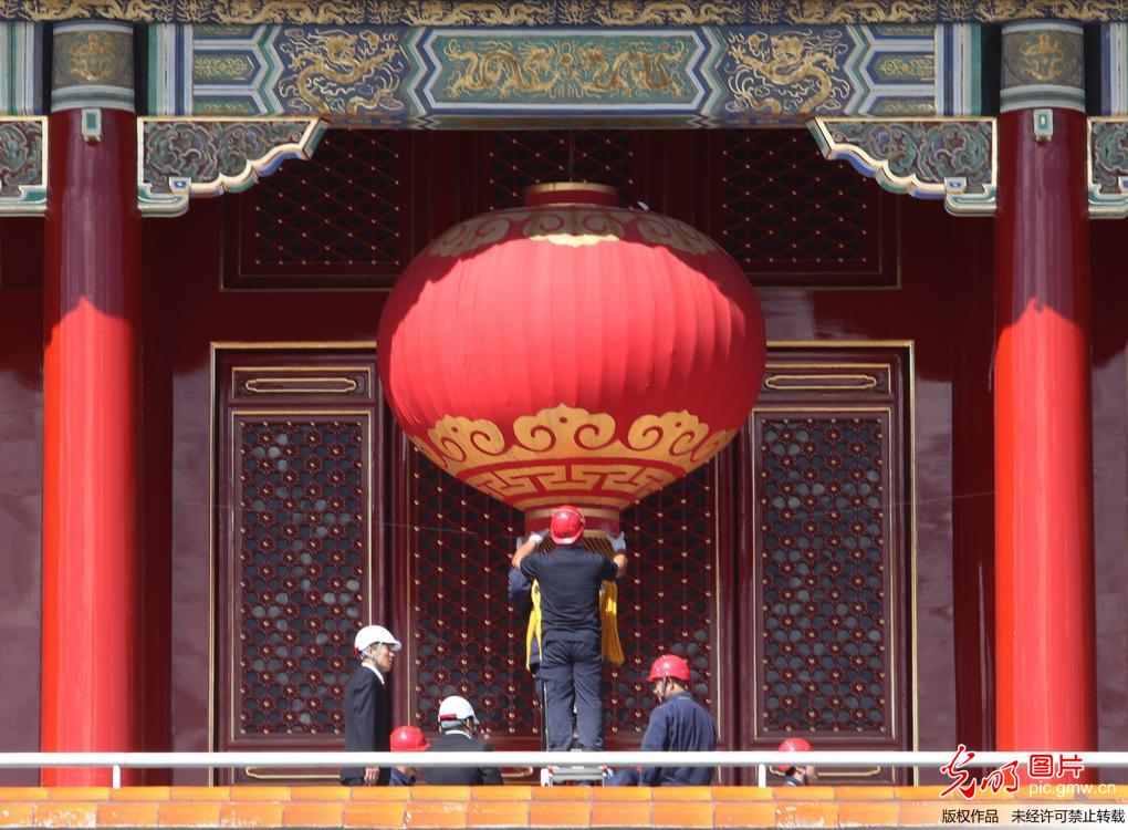 北京天安门城楼挂大红灯笼迎国庆