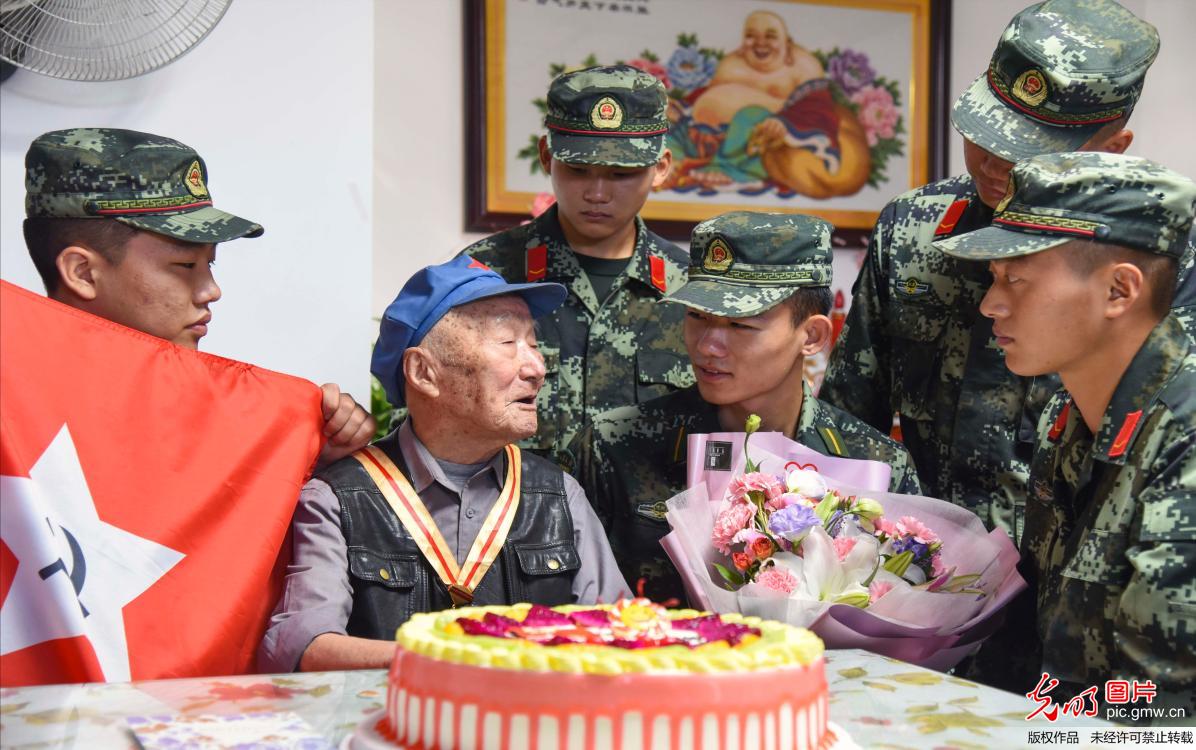 104岁“老红军”为祖国庆华诞