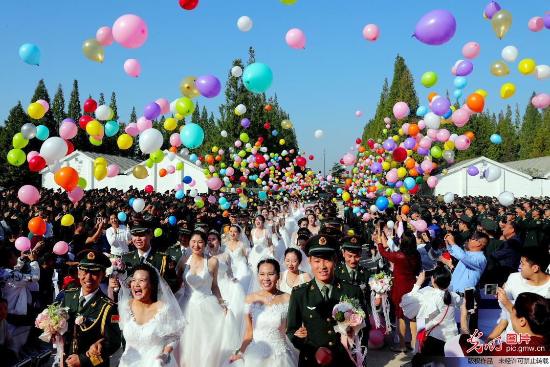 江苏徐州：40位官兵国庆迎新娘