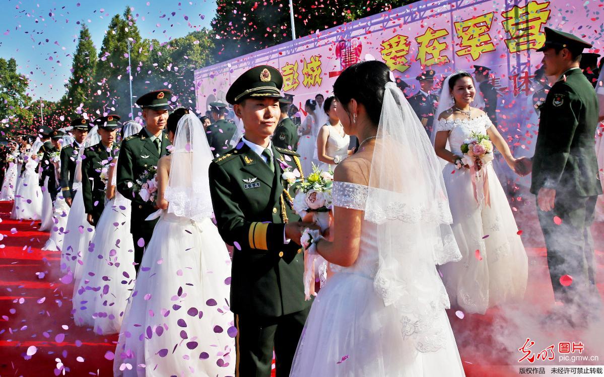 江苏徐州：40位官兵国庆迎新娘