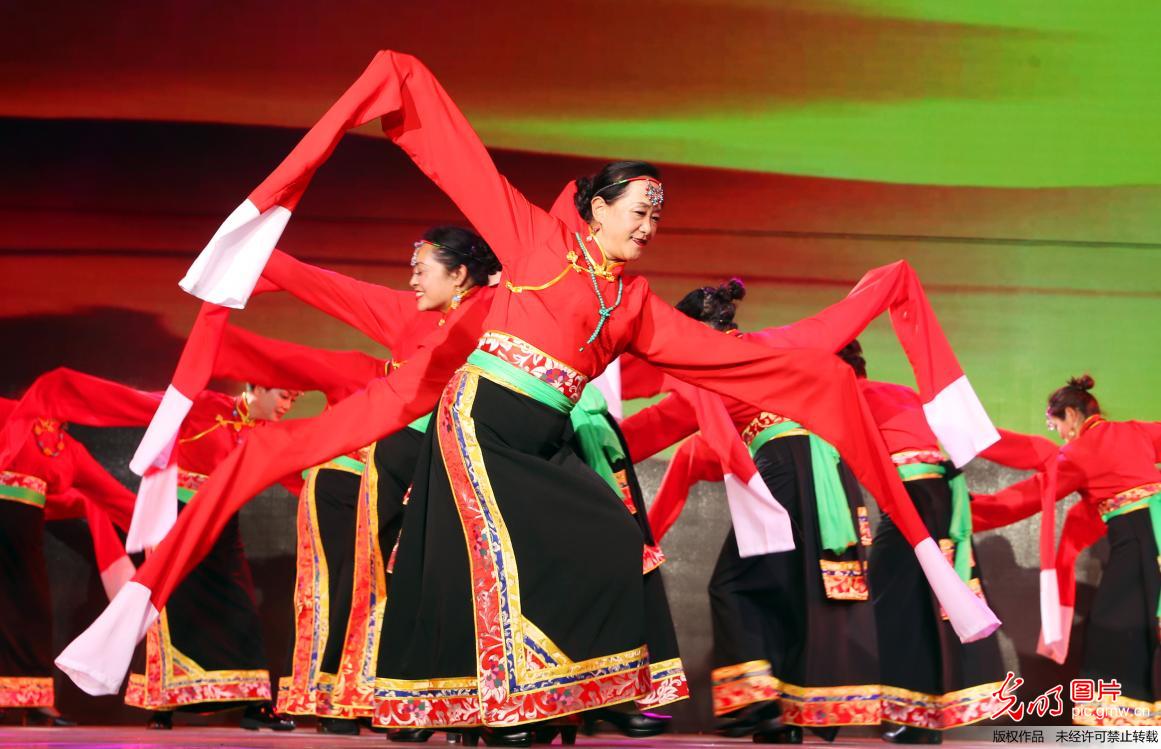 第二届全国民族歌舞汇演在乌鲁木齐举行