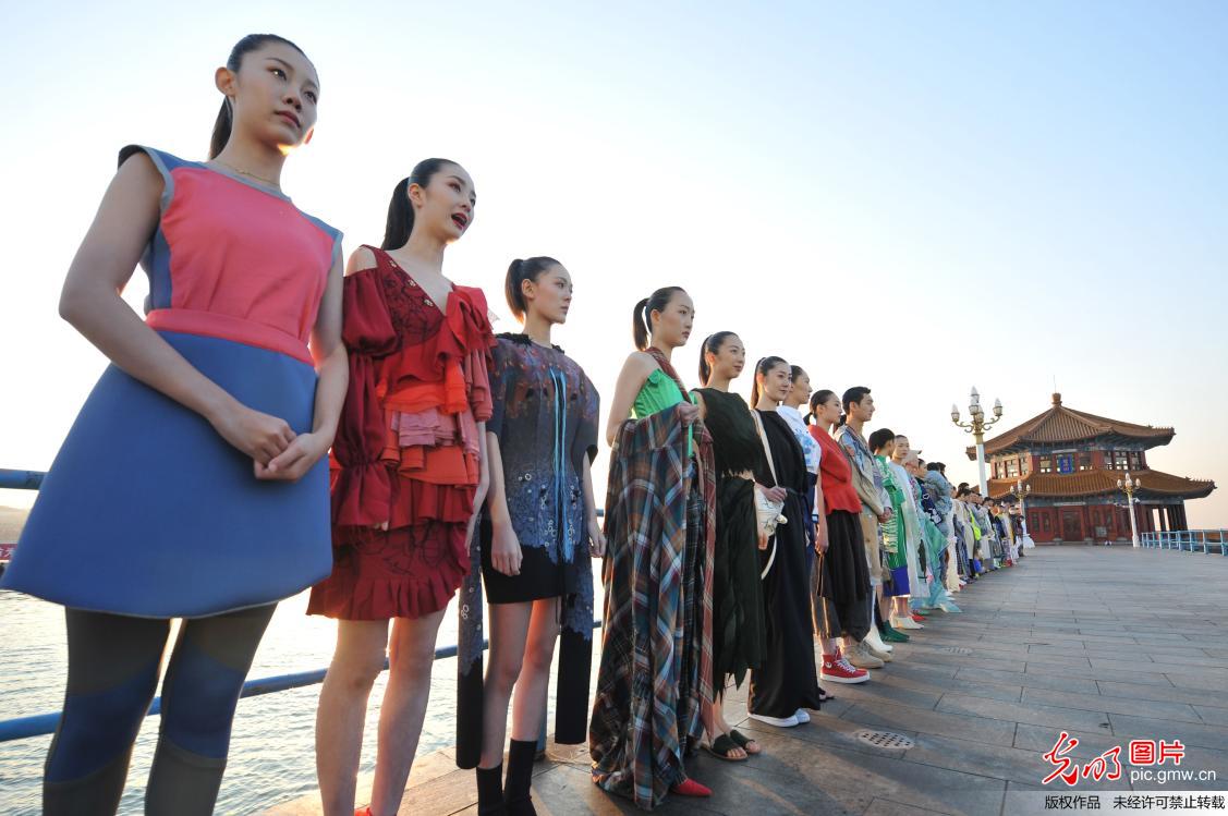 青岛栈桥上演世界大学生时尚设计秀