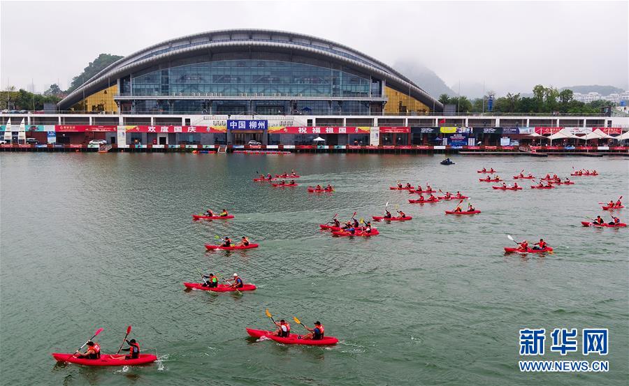 广西柳州：雨中竞渡展激情