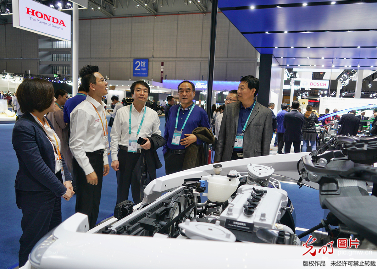 首届中国国际进口博览会在上海开幕