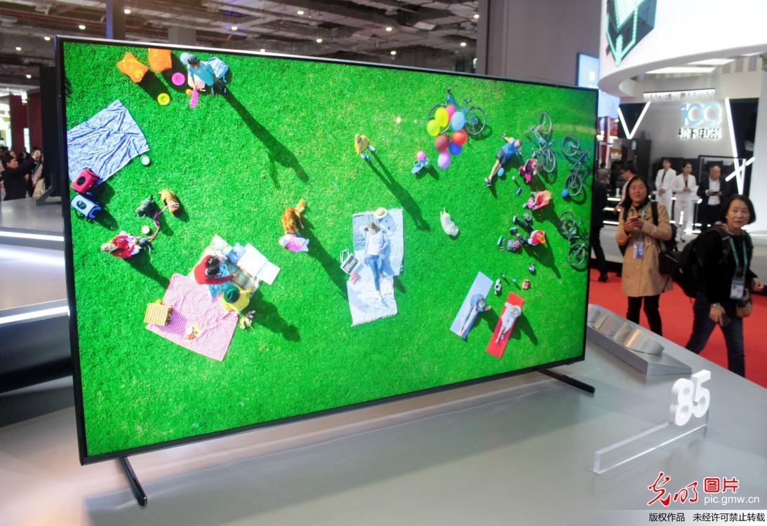 QLED 8K电视机惊艳亮相首届进博会