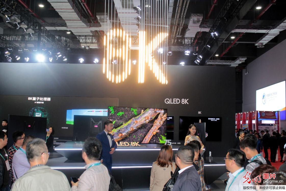 QLED 8K电视机惊艳亮相首届进博会