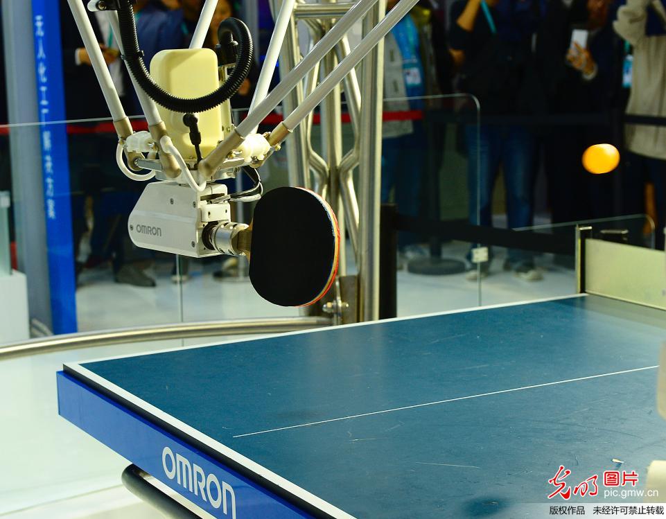 乒乓球教练机器人亮相进博会