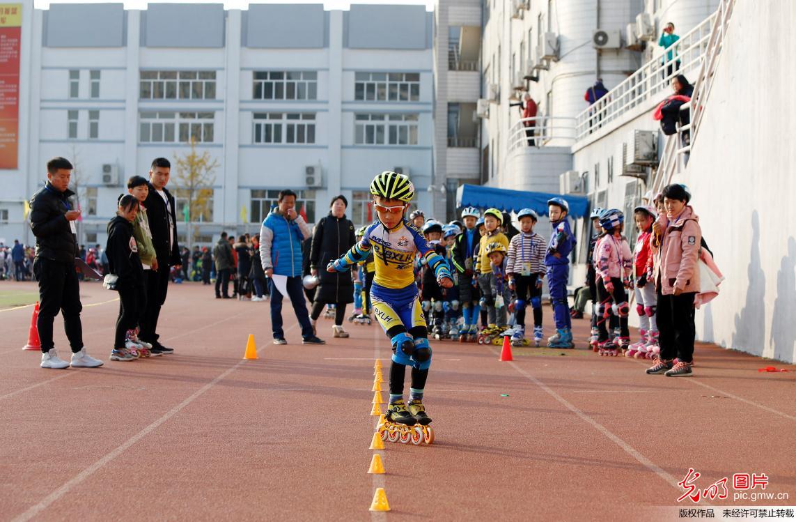 北京东城中小学举办迎冬奥轮滑比赛