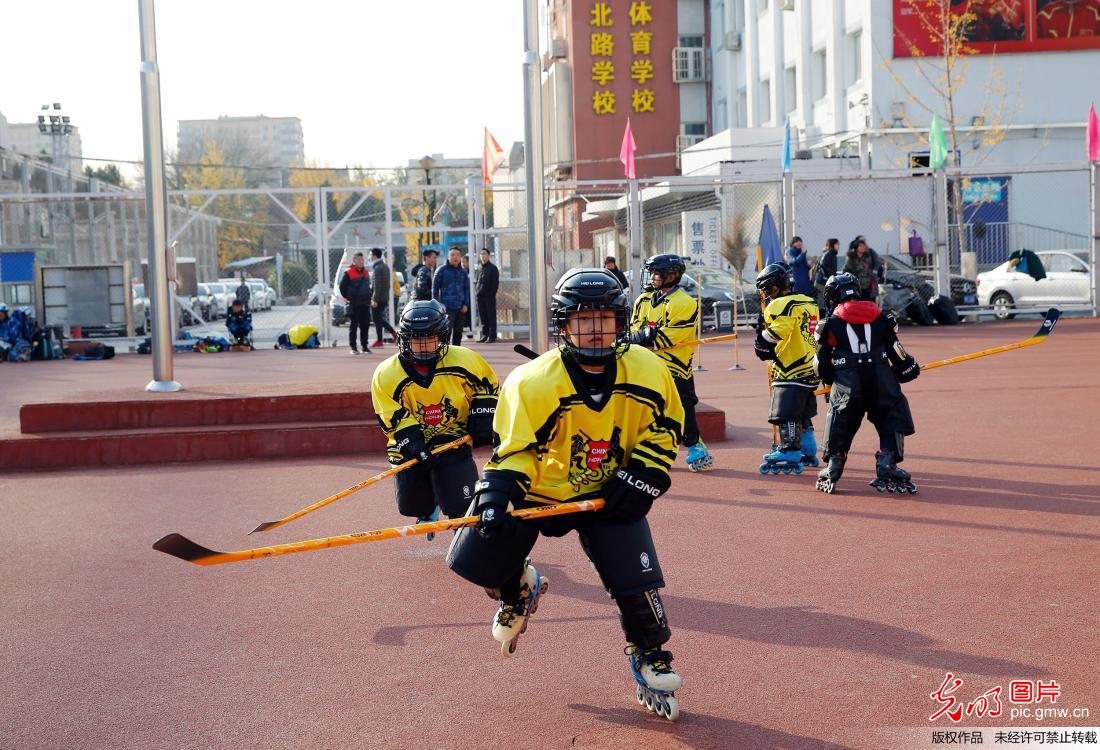 北京东城中小学举办迎冬奥轮滑比赛
