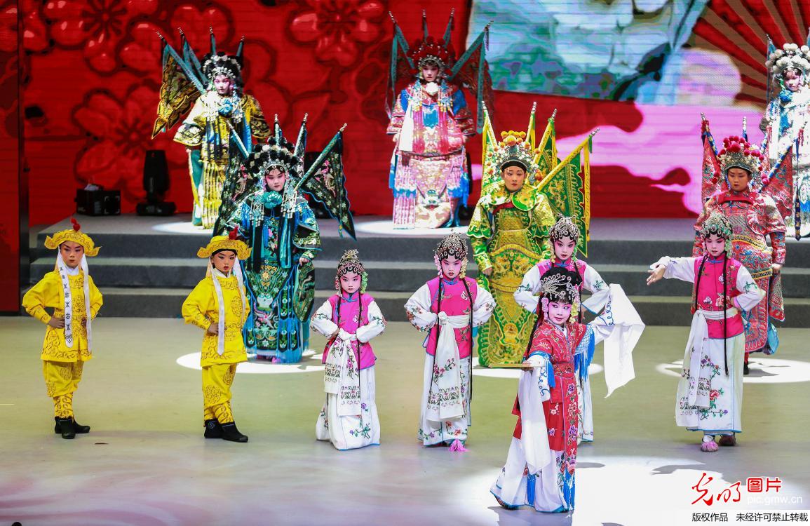 北京东城区少年宫举行纪念改革开放40周年教学成果展演