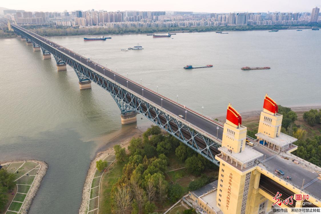 南京长江大桥维修改造进入尾声 玉兰花路灯重新“绽放”