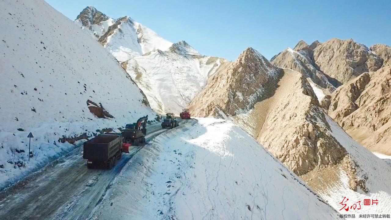 武警抢通新藏线库地达坂段结冰道路