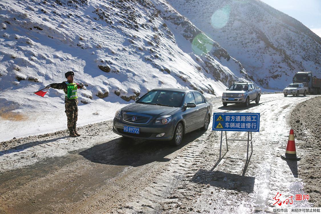 武警抢通新藏线库地达坂段结冰道路