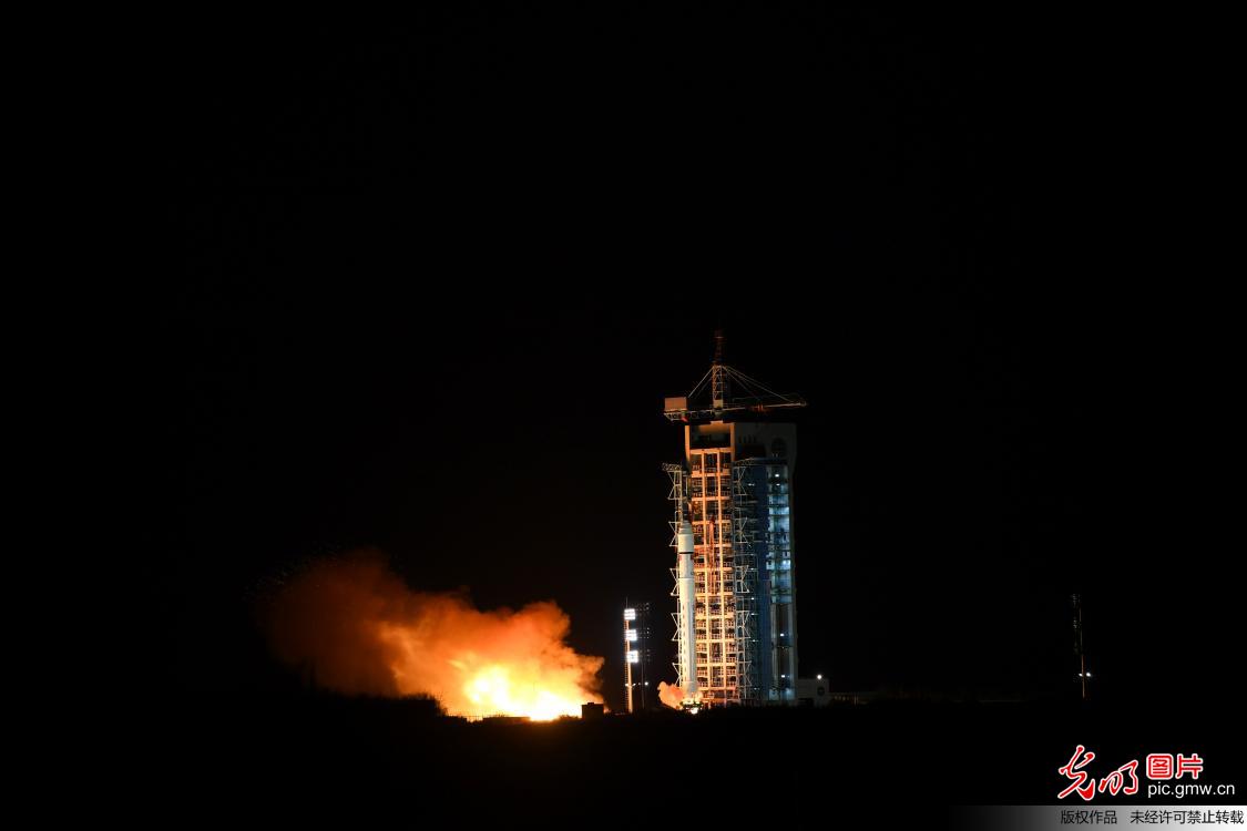 一箭五星 中国成功发射试验六号及四颗微纳卫星
