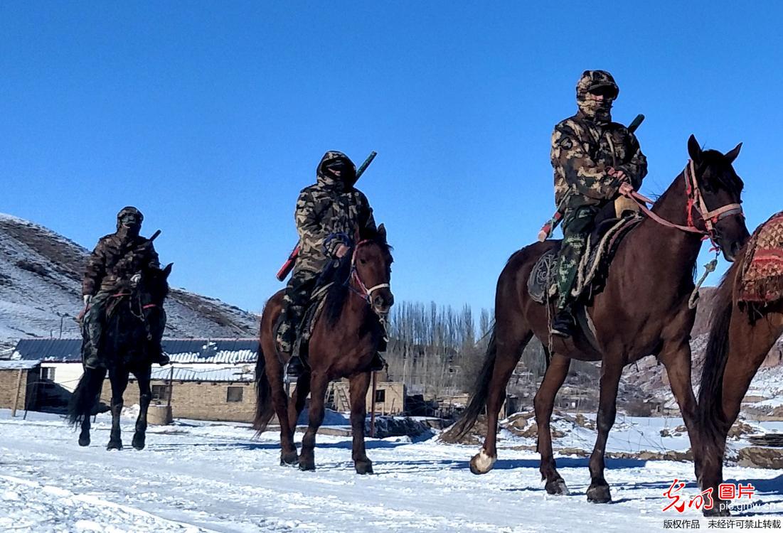 新疆伊犁武警骑马踏雪巡边