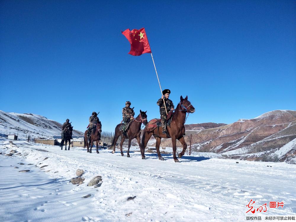 新疆伊犁武警骑马踏雪巡边