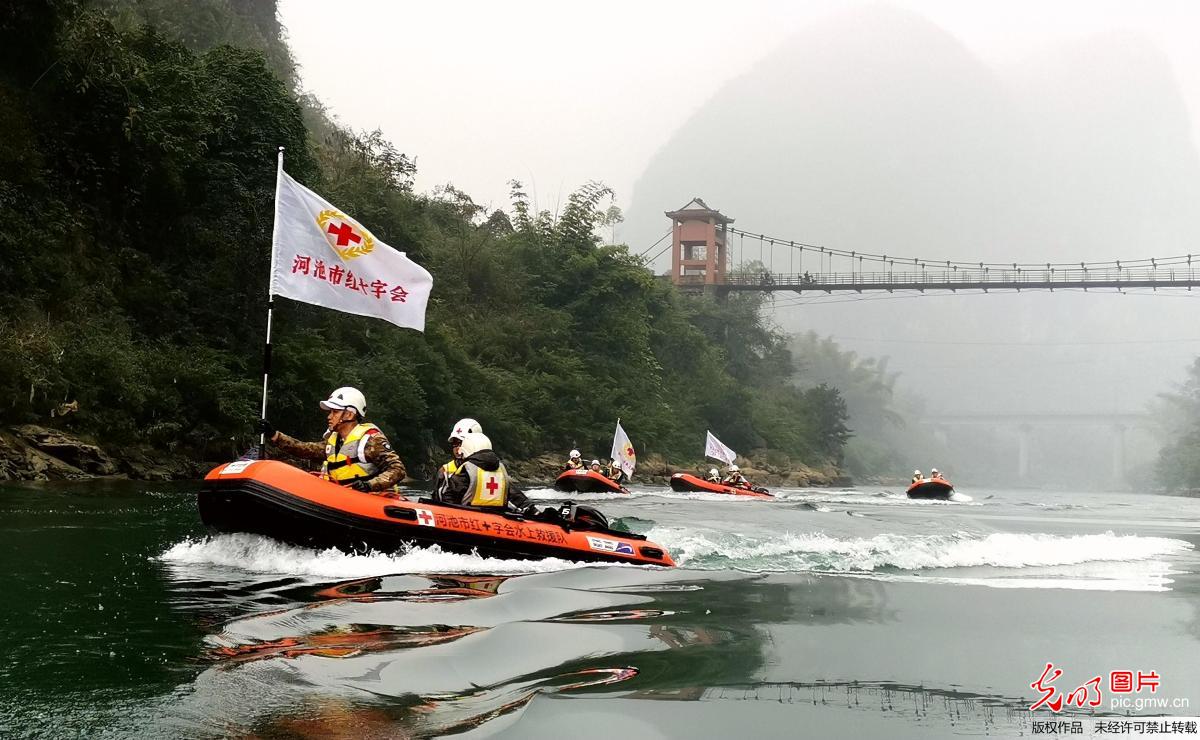 广西河池红十字会志愿者巡视龙江河