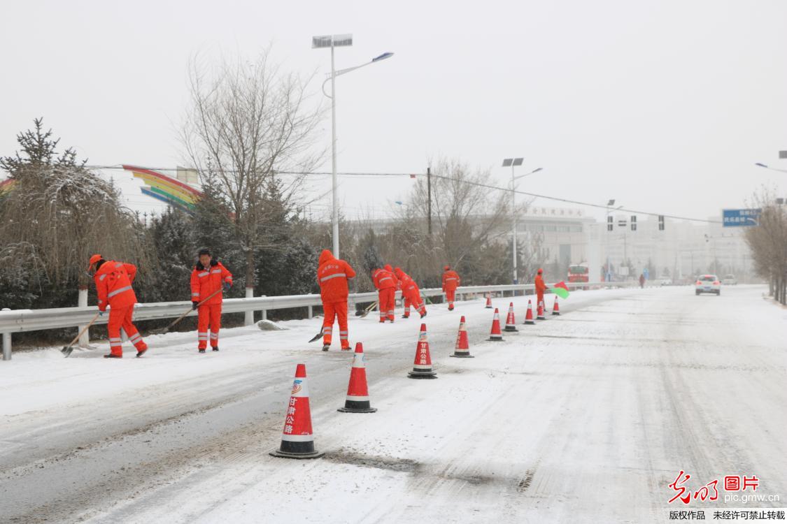甘肃张掖：公路部门应对降雪天气保障出行安全