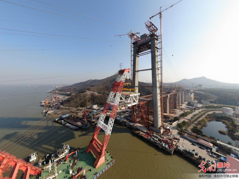 五峰山长江大桥首个边跨钢梁架设成功