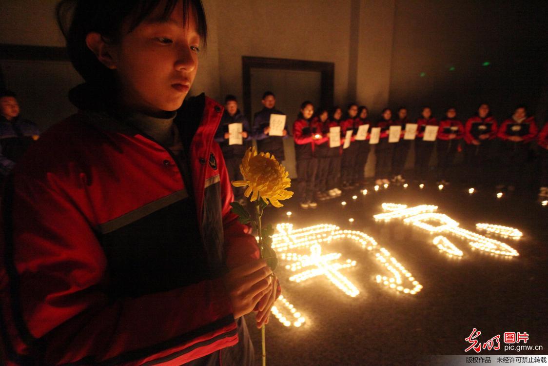 “国家公祭日” 学生点燃蜡烛寄哀思