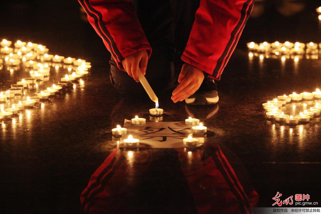 “国家公祭日” 学生点燃蜡烛寄哀思