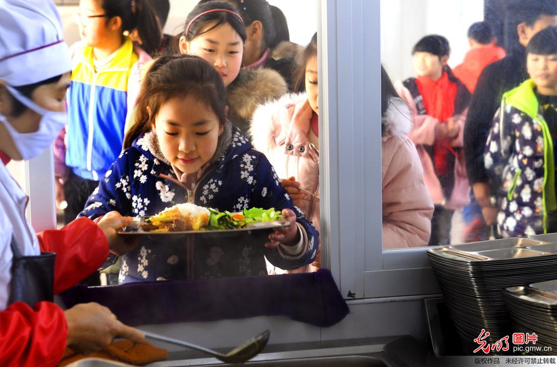 安徽六安：营养热餐暖学童