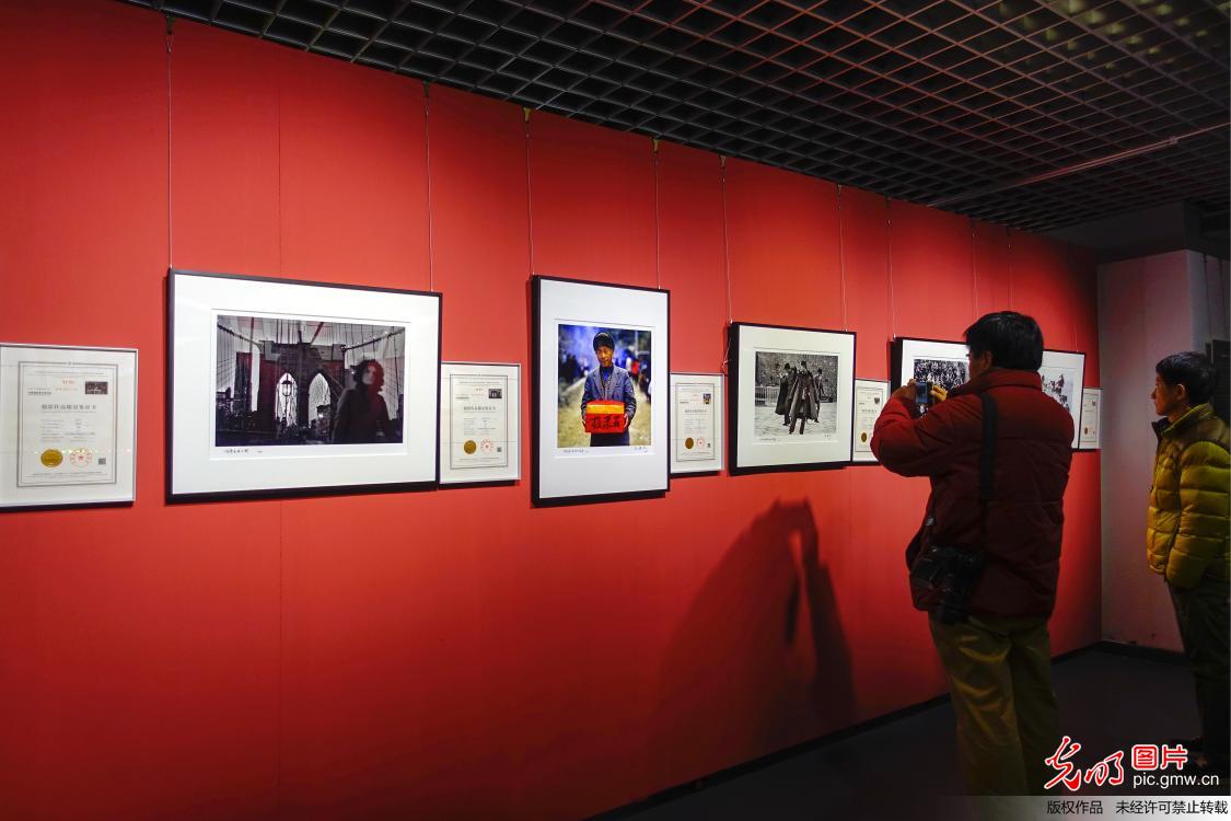 全国十大青年摄影家作品回顾展在京开幕