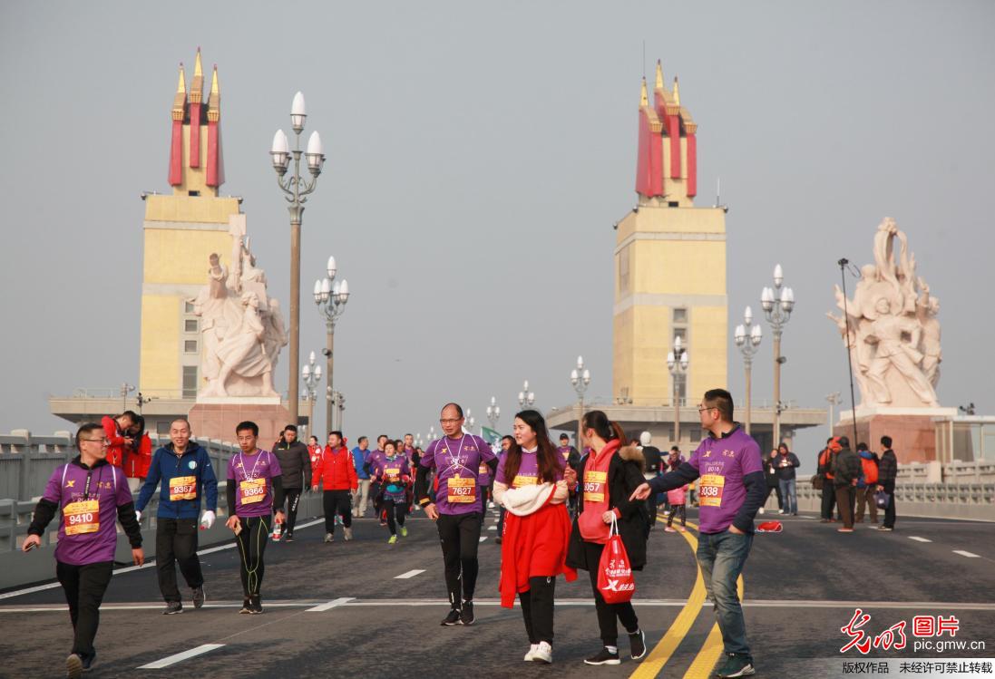 南京举办马拉松·长江大桥50周年纪念跑
