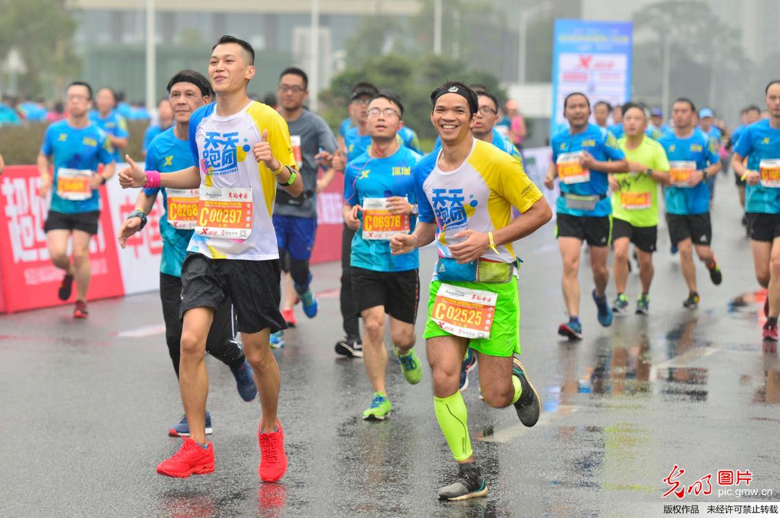 2018深圳国际马拉松欢乐开跑