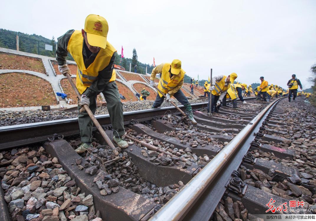 皖赣铁路浯溪口水库改线工程开通运营