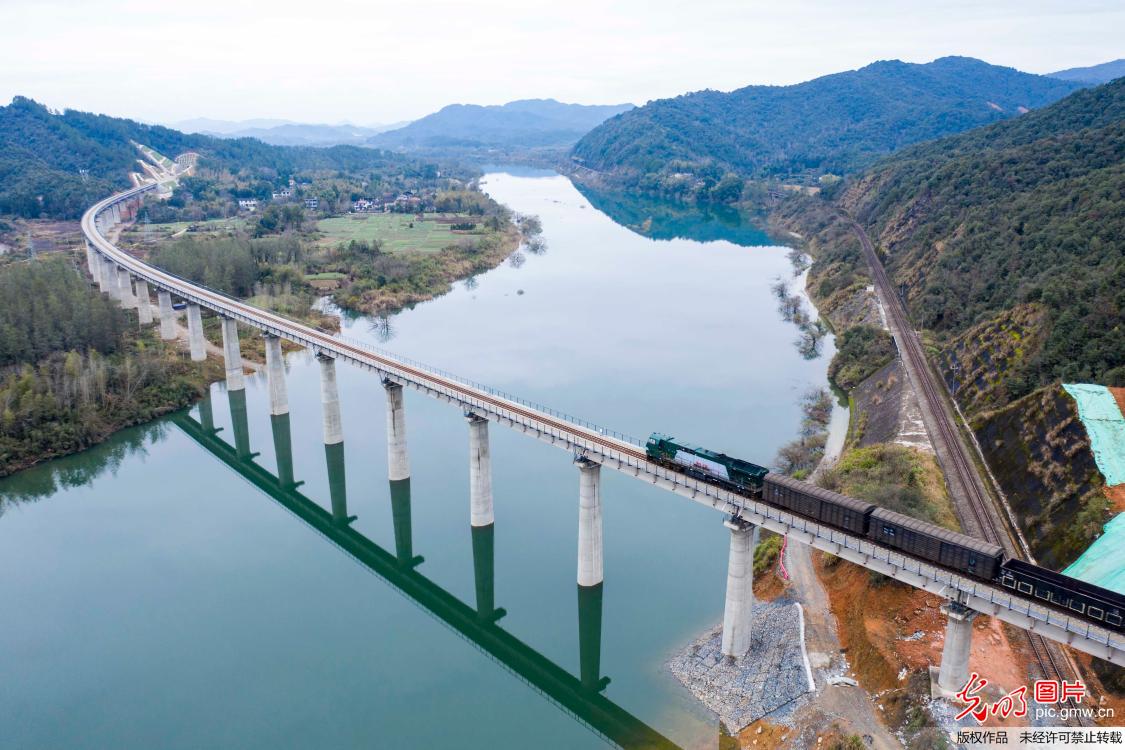 皖赣铁路浯溪口水库改线工程开通运营