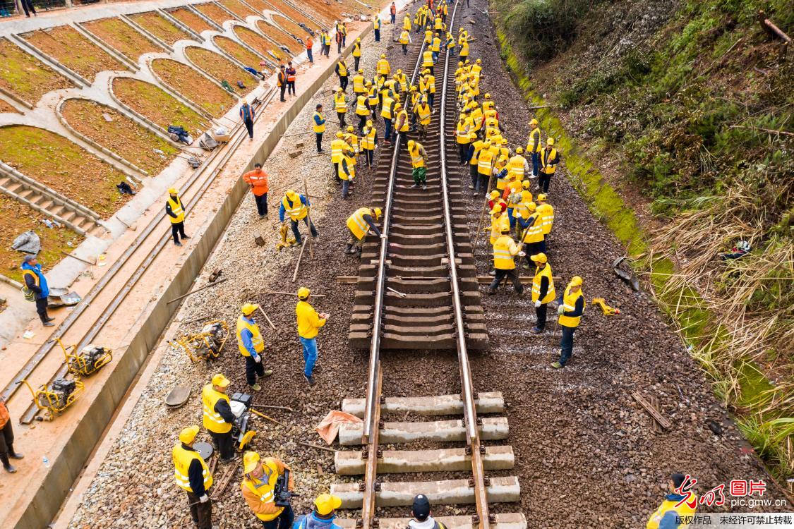 皖赣铁路浯溪口水库改线工程开通运营