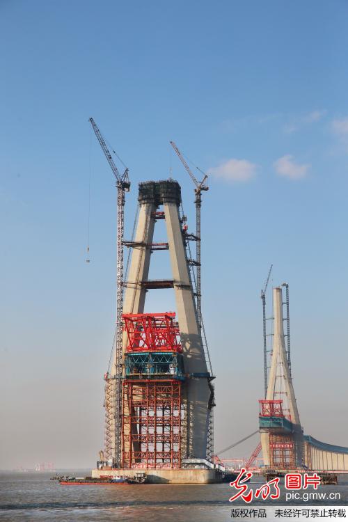 世界最高桥塔沪通长江大桥南主塔合龙
