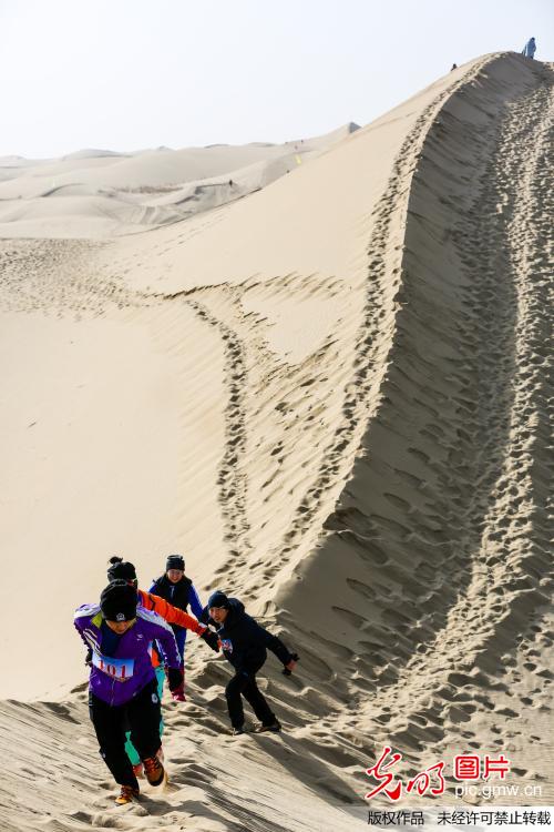 迎新春徒步耐力赛在塔克拉玛干沙漠开赛