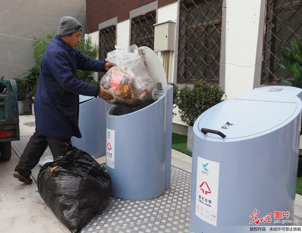 北京朝阳环卫试点“地埋式”垃圾收集站