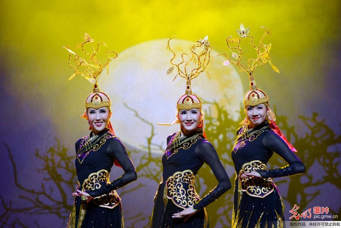 内蒙古新年舞蹈晚会在呼和浩特举行
