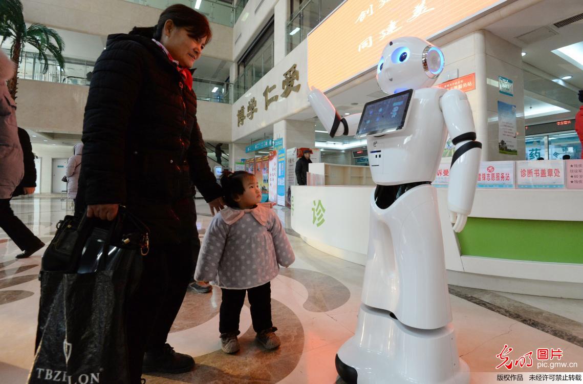 河北邯郸：首个门诊导诊机器人上岗