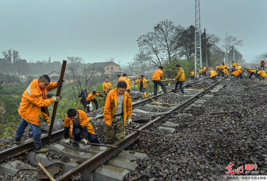 工人雨中抢修受损铁路