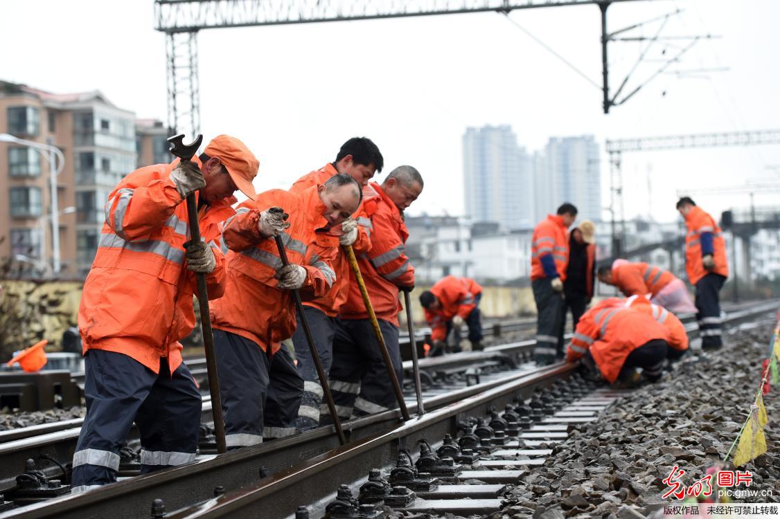 江西宜春：检修铁路设备 确保春运安全