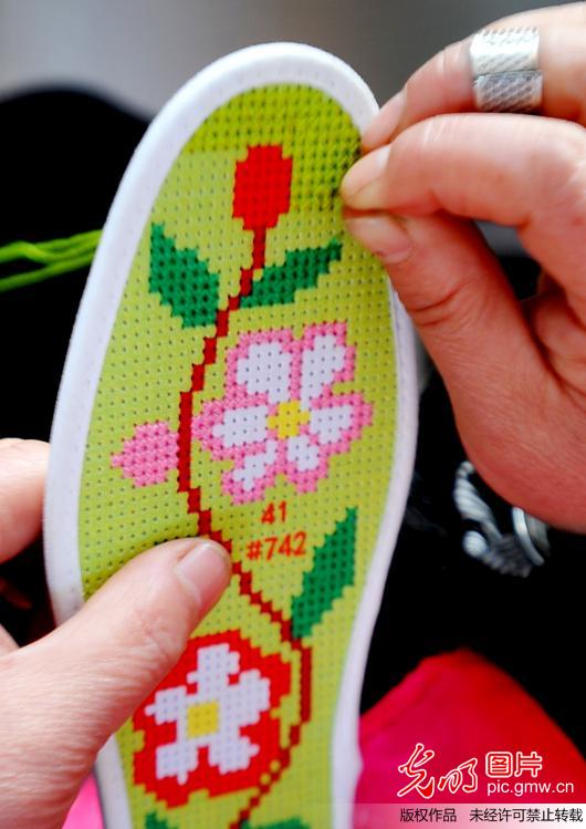 传统鞋垫刺绣助增收