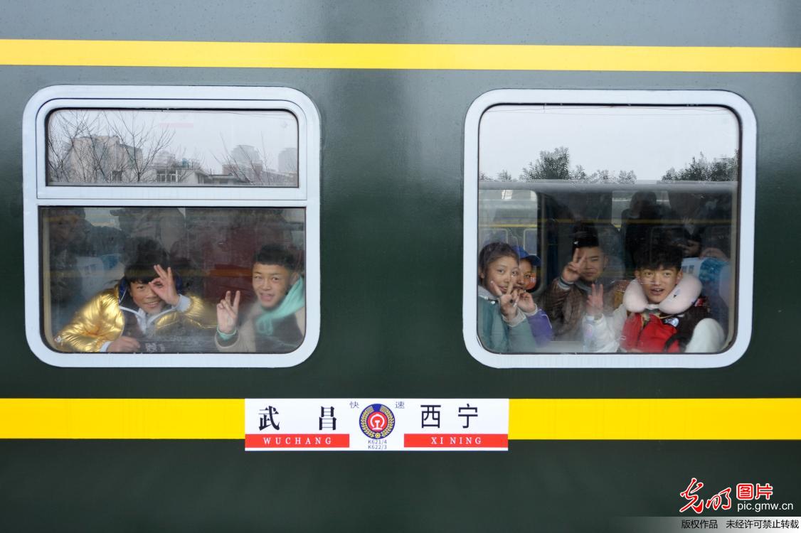 湖北武汉：温暖藏族师生回家路