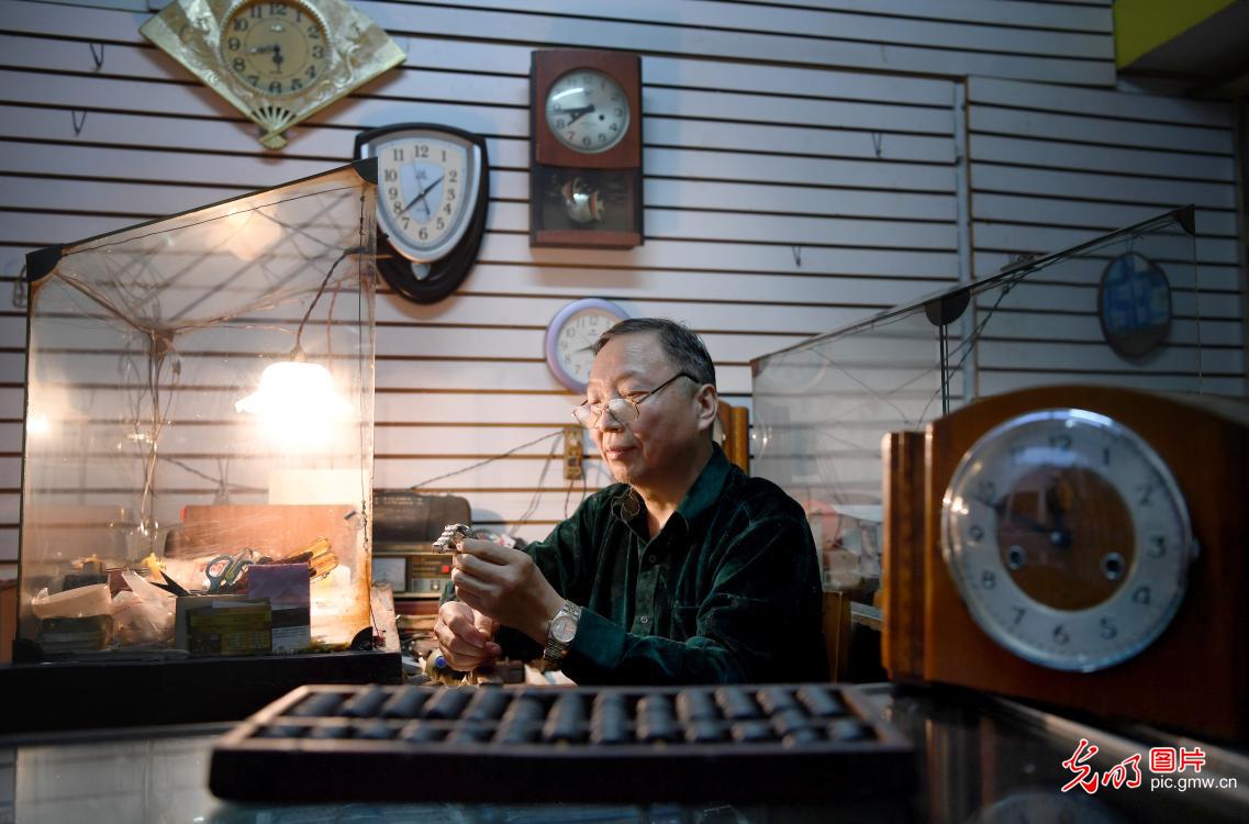 【光明图刊】一生结缘钟表的老修理师龚约西