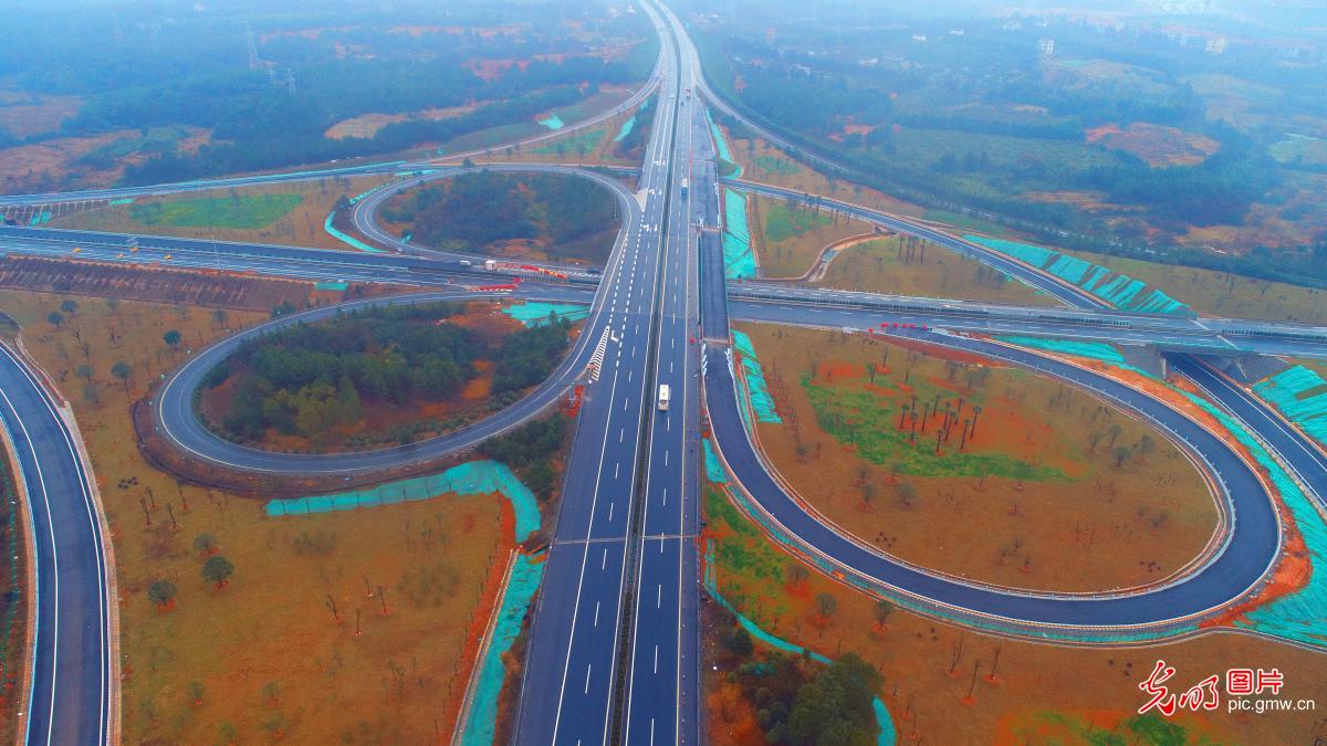 2019年1月10日,雨中航拍建设中的广吉高速公路泰和枢纽.