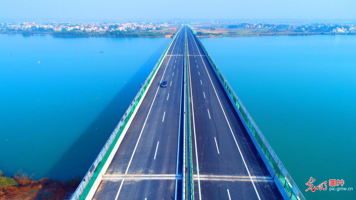 江西首条绿色示范公路全线通车