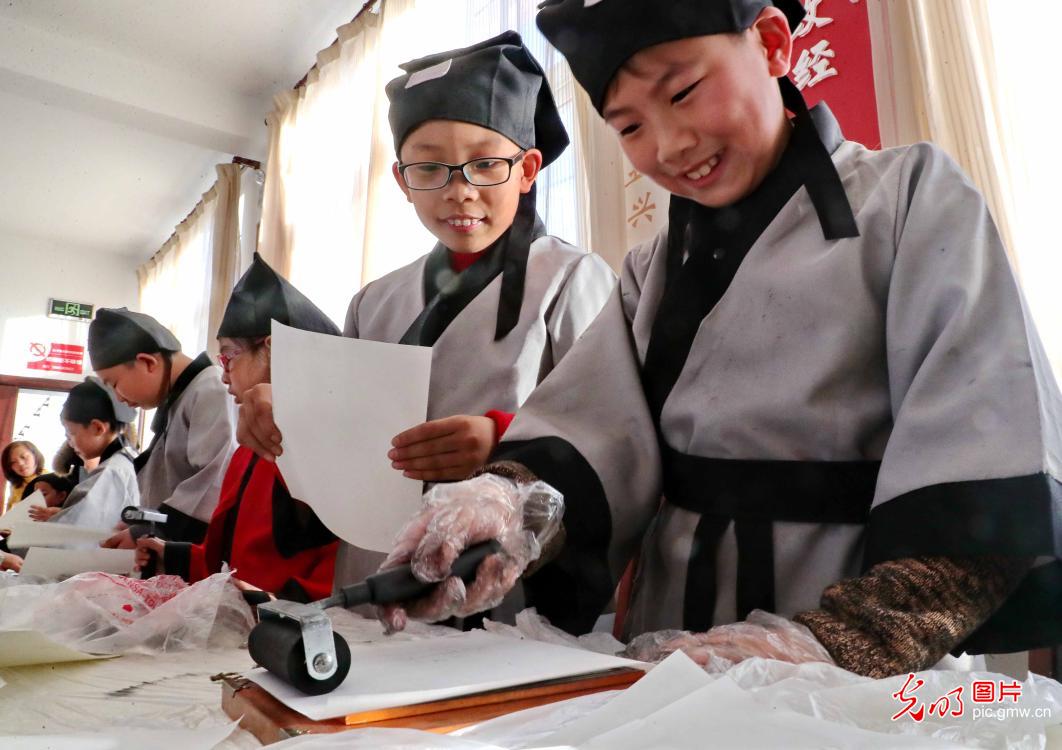 河北省秦皇岛市海港区河东街道工人北里社区开展"体验活字印刷"活动
