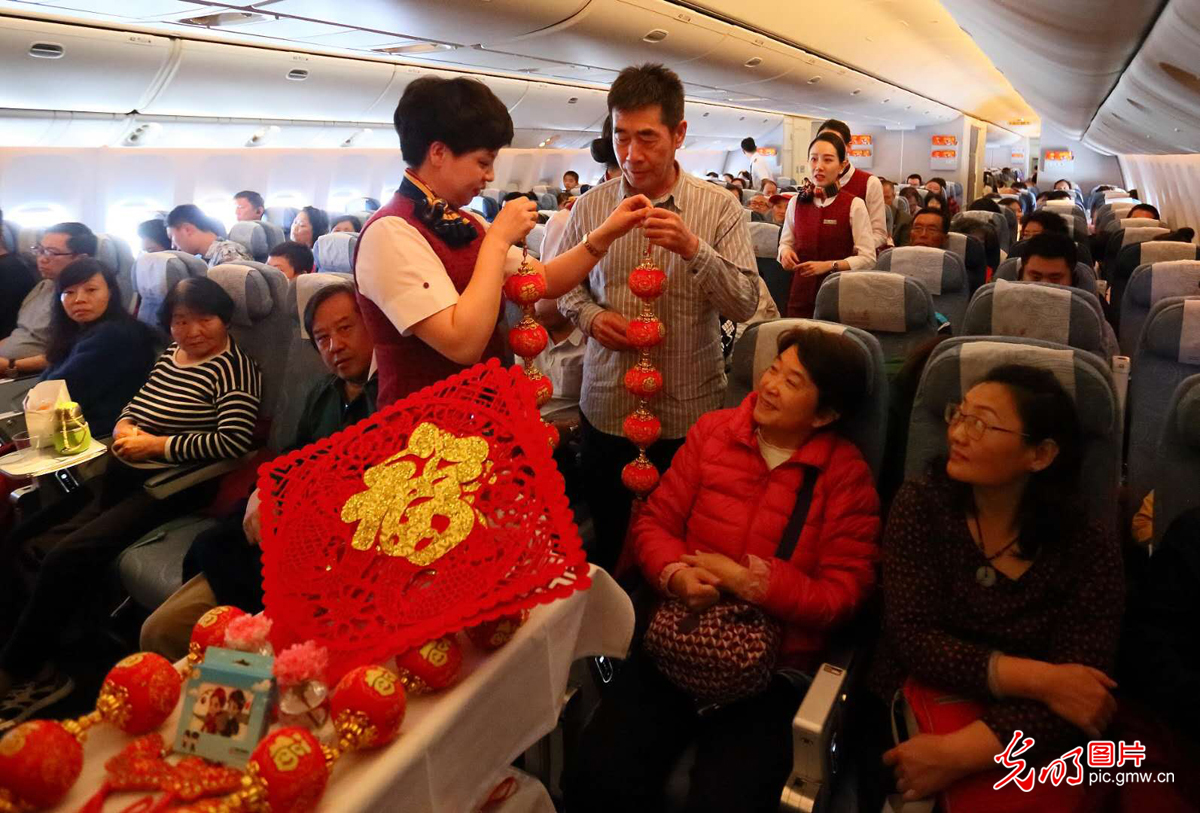国航CA1354航班乘务员万米高空送祝福