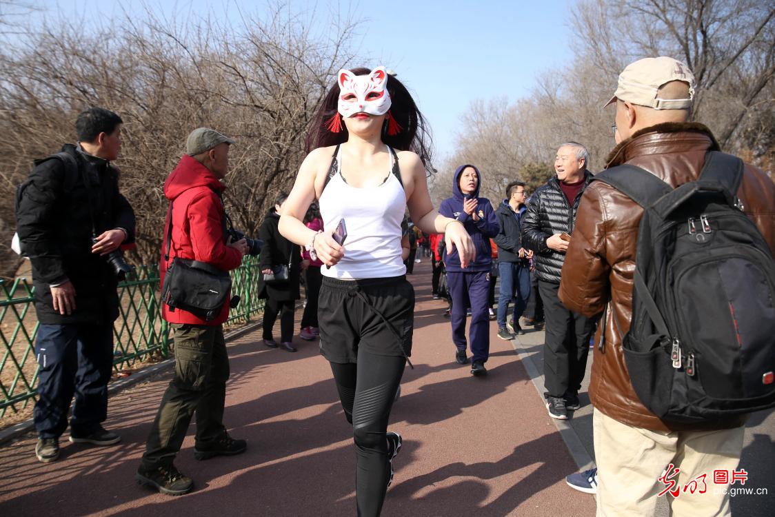 北京奥森公园上演“光猪跑”