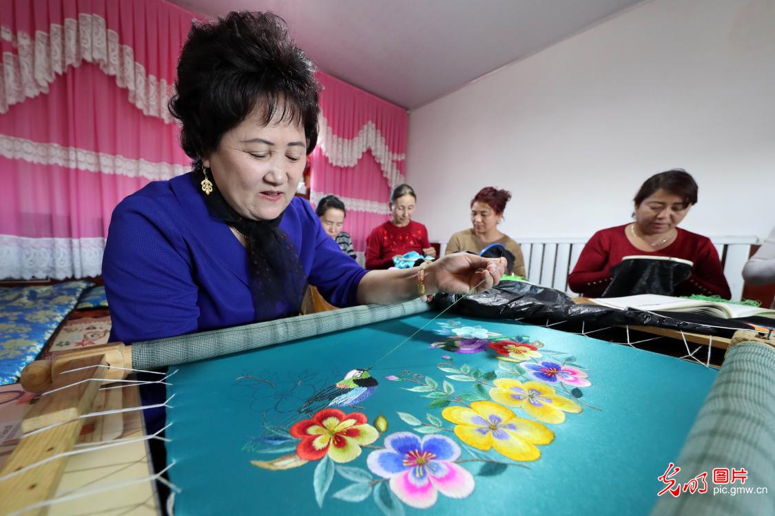 新疆哈密：传统刺绣助脱贫